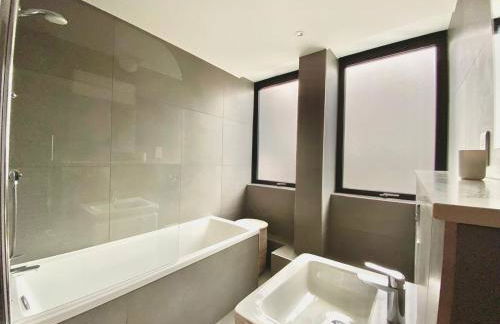 Queen Annes court luxury apartment on high street - Photo 10