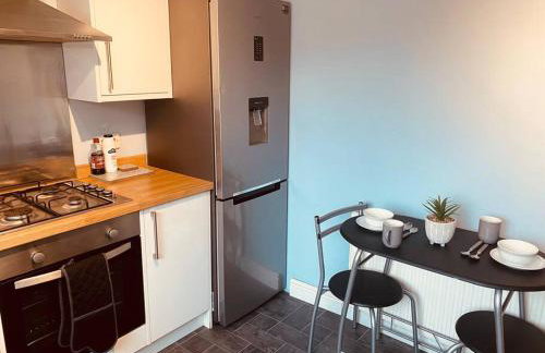 Comfy House with Parking for Multiple Vehicles - Foto 9