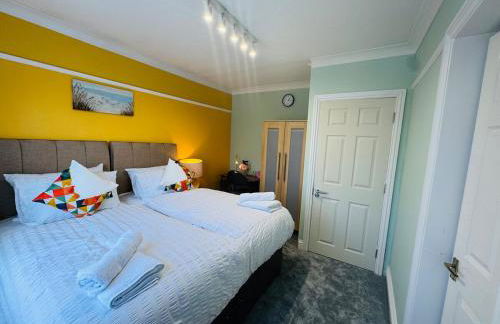 Modern 4BR House with Parking, 8 Mins to Gatwick Airport - Foto 45