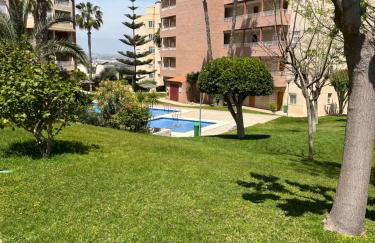 Descanso y jardines con piscinas - Foto 1