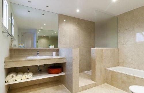 Modern apartment with pool on the beachfront in Marbella by SharingCo - Photo 25