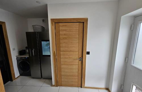 Modern Large 4-Bed Property sleeps 10 in Abergele - Photo 45