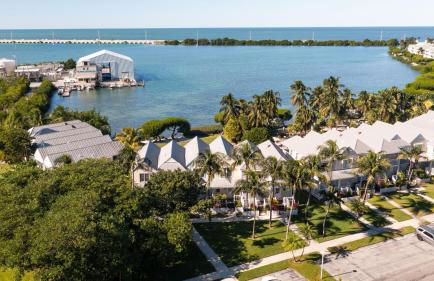 Beach House Getaway - 2 & 2-5 Villa - OS Slip-Ramp-Pkg - Photo 29