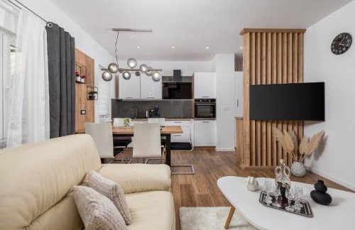 Apartment Flowers - Photo 14