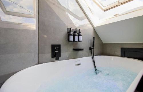 Luxury 4-Bedroom High-End Home, Includes Jacuzzi and Pool Table - Foto 63