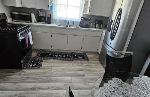 Cozy Roomy family sized apartment on major bus route close to all - Foto 49