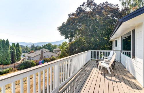 Serene Forest Grove Home with Deck and Stunning Views! - Foto 26