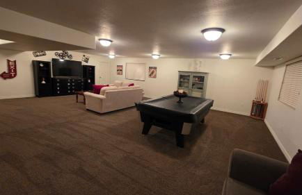 Wasatch Retreat 5 bed 3 5 bath pool table game room - Photo 24