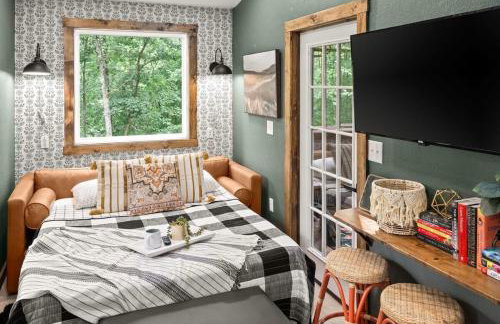 Rustic Cabin Retreat - Cozy Stove & Fresh Eggs - Foto 15