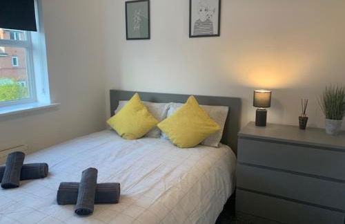 Spacious and central 4-bedroom house with parking - Foto 21