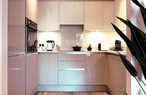 Spacious 1-Bedroom Apartment near Kew Gardens with Balcony & Parking - Foto 7