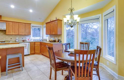 Spacious Lakefront Apt with Deck in Fayetteville! - Foto 10