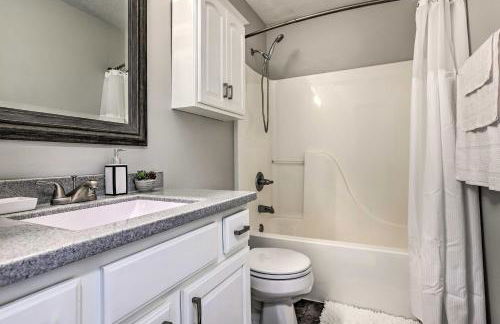 Bright Omaha Family Home with Grill and Deck! - Foto 16