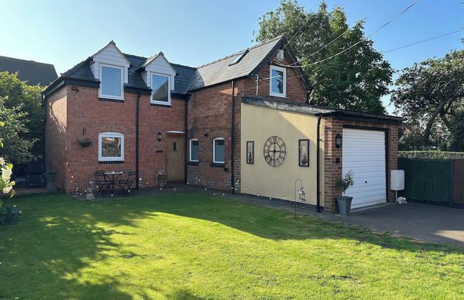 Beautiful Coach House - Photo 25