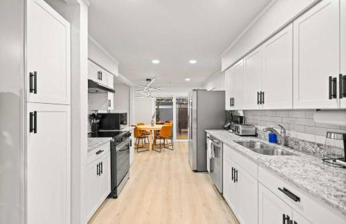 5-BD 2 5-BA Modern Retreat w Games & Hot Tub - Foto 15