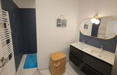 Deux maisons reunis par le jardin et sa cabine de plage, à 8min à pieds des plages et de l'océan - Foto 8