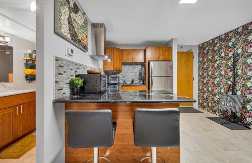 Retro Studio! Pool, Hot Tub, Free Parking & WiFi - Foto 16