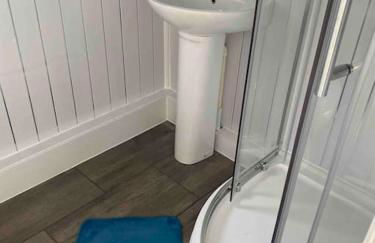 Stunning 3 Bed Riverside Cabin in Snowdonia - Photo 49