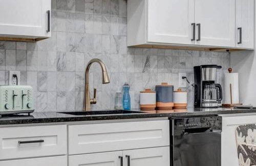 Fourth House - Eclectic and fun 1BR in SPR - Photo 10