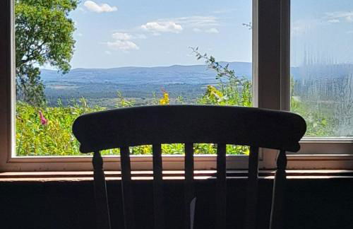 Family-Friendly Devon Farmhouse, sleeps 11, with Indoor Heated Pool, Dartmoor Views & Tarka Trail Access - Photo 4