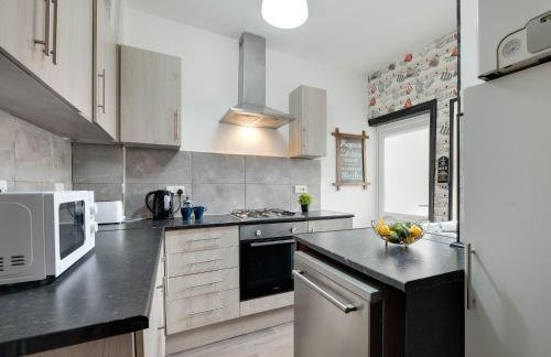 Newcastle CITY APT5,FREE STREET PARKING,4 BEDROOM HOUSE WITH 2 FULL BATHROOM AND KITCHEN,ALL ROOMS WITH TVs,7 BEDS,NETFLIX - Photo 11