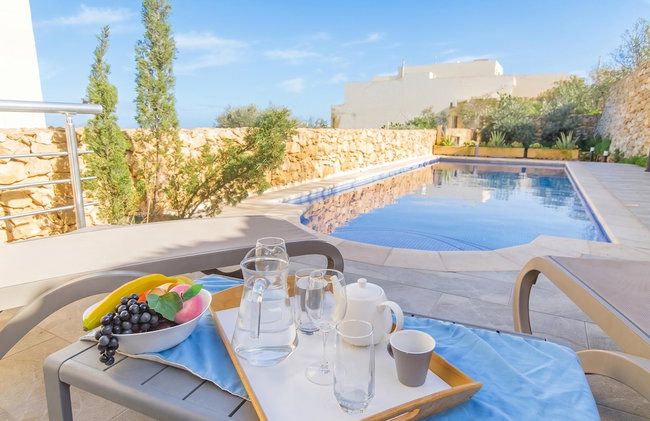 Ta'Siku Gozitan villa + Pool & hot tub - Photo 19
