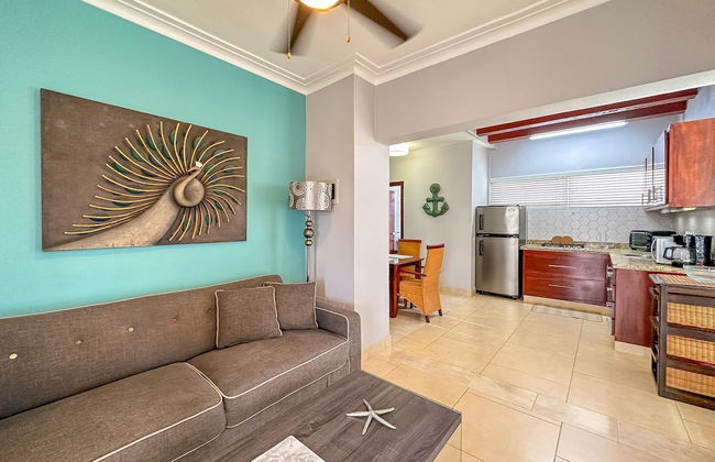 Incredible 3 BR Penthouse w BBQ Jacuzzi - Photo 45