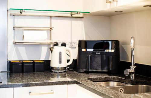 Bright Riverside 2 Bed Haven with Balcony - Modern Comfort in Battersea - Foto 37