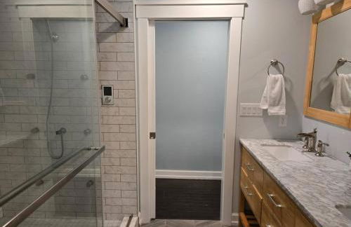 Luxury Downtown Cedar Falls Retreat - Pool Table - Outdoor Dining - Sleeps 12 - Foto 20