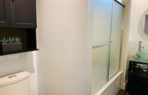 The Cottage! Chic Bungalow Near Old Town Square! - Foto 27