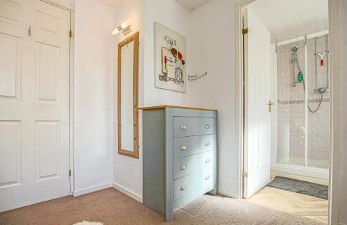 Emerald House - Prime Location - Driveway Parking, Pool Table, Fast Wifi, Self Check-In and Sky TV by Yoko Property - Photo 11