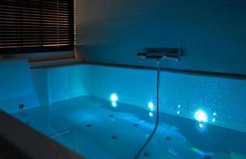 Suite de Luxe Jacuzzi balnéo,King size Bed - Foto 10