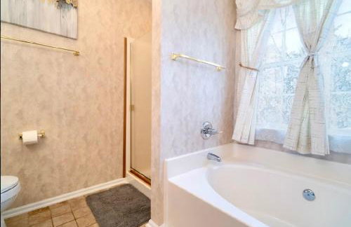 Tropical Oasis with Tiki Bar, Firepit, Seasonal Pool - Foto 22