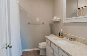 Beautiful Updated Home with Pool - Foto 21