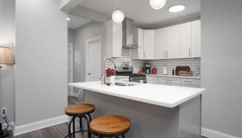 Beautiful 4 Bedroom House Near Downtown Columbus with Garage Parking and Backyard - Foto 2