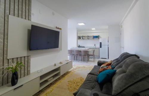 Apartamento 150m da PRAIA com SACADA, WI-FI AR CONDICIONADO, PISCINA, PORTARIA 24h, PLAYGROUND e vaga de GARAGEM - Foto 24