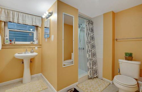 Super Cute & Cool Home with 65Inch TV 2Baths 4 Bedrooms 2King Beds BBQ Grill Fenced Backyard - Foto 59