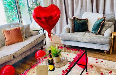 The Cuckoo's Retreat - Luxurious home with private garden & jacuzzi - Photo 48