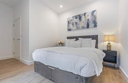 Coulsdon Grand - Sleeps 8 - 5 BR - Free Parking - Foto 6