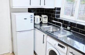 Stylish Wembley Home with Hot Tub, Parking & Garden - Foto 9