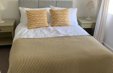 Lovely home from home apartment 8 mins walk to beach with free parking and sun deck 2 bed sleeps 4 - Photo 12