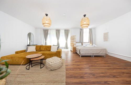 Central 6 Beds Apartment, Group & Family Friendly, Kitchen, Washer, Work Station, Netflix & PayTV - Photo 11