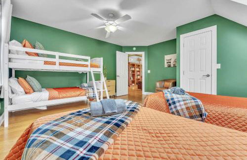 The Retreat at Wildwood - Hot Tub Theater & Deck - Foto 44