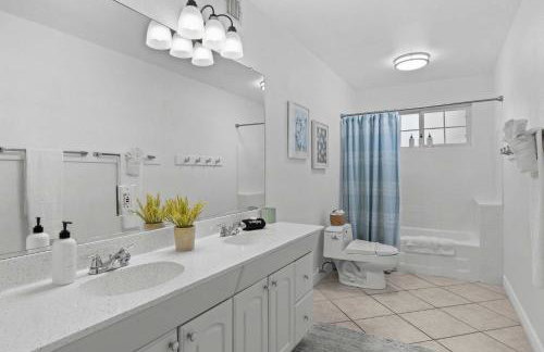 Shangri La Home - Boho Chic with Patio Pool & Grille - Foto 35