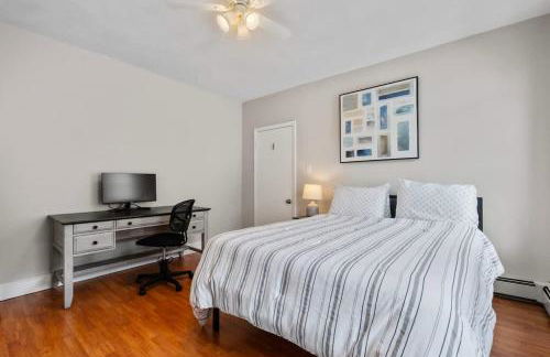 Tufts 3-Bed 2-Office Home with Laundry - Foto 4