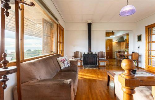 Spacious Cottage - Panoramic Sea & Mountain Views - Photo 13