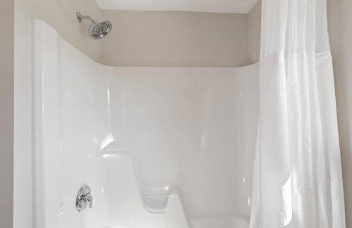 High-End Finger Lakes Escape - Expansive Game Room, Cozy Firepit, & Scenic Views - Foto 25