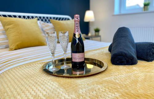 Stunning NEW Large 3 bedroom House - 5 Minutes to the nearest Beach! - Great Location - Garden - Parking - Fast WiFi - Smart TV - Newly decorated - sleeps up to 7! Close to Poole & Bournemouth & Sandbanks - Foto 12