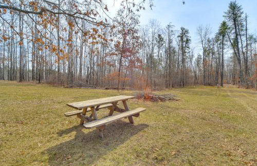 1 Mi to South Twin Lake Cabin with Deck in Trego! - Foto 28