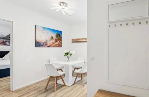 Prime Host Balcony Apartment - Photo 11